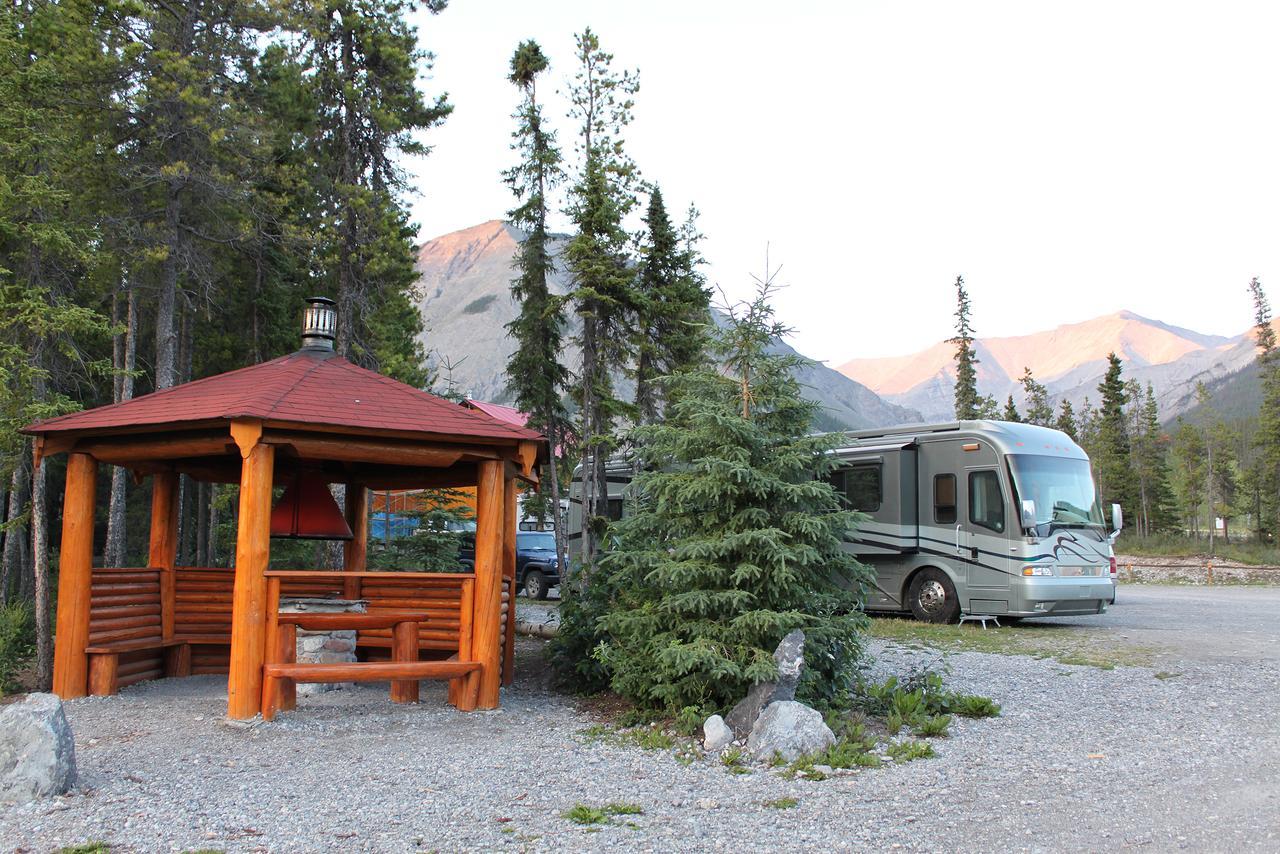 Northern Rockies Lodge Muncho Lake Exterior foto