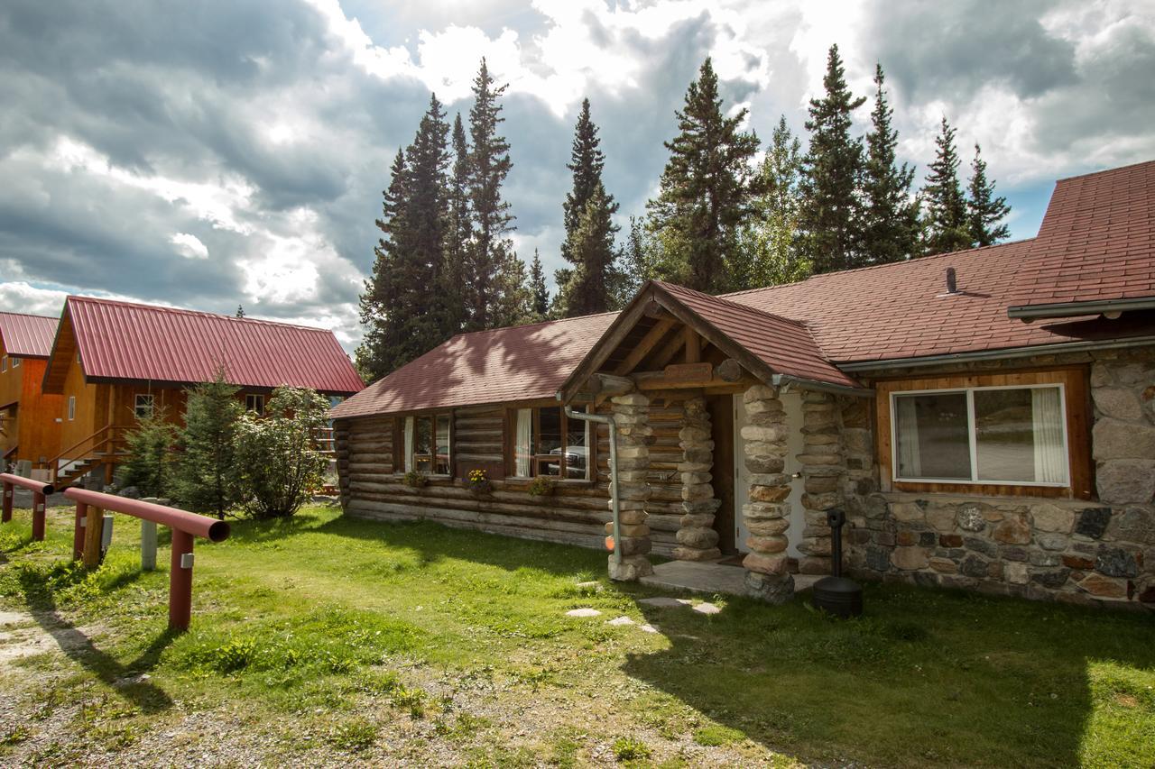 Northern Rockies Lodge Muncho Lake Exterior foto