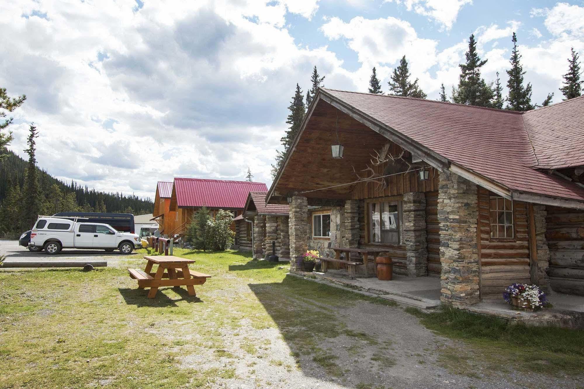 Northern Rockies Lodge Muncho Lake Exterior foto