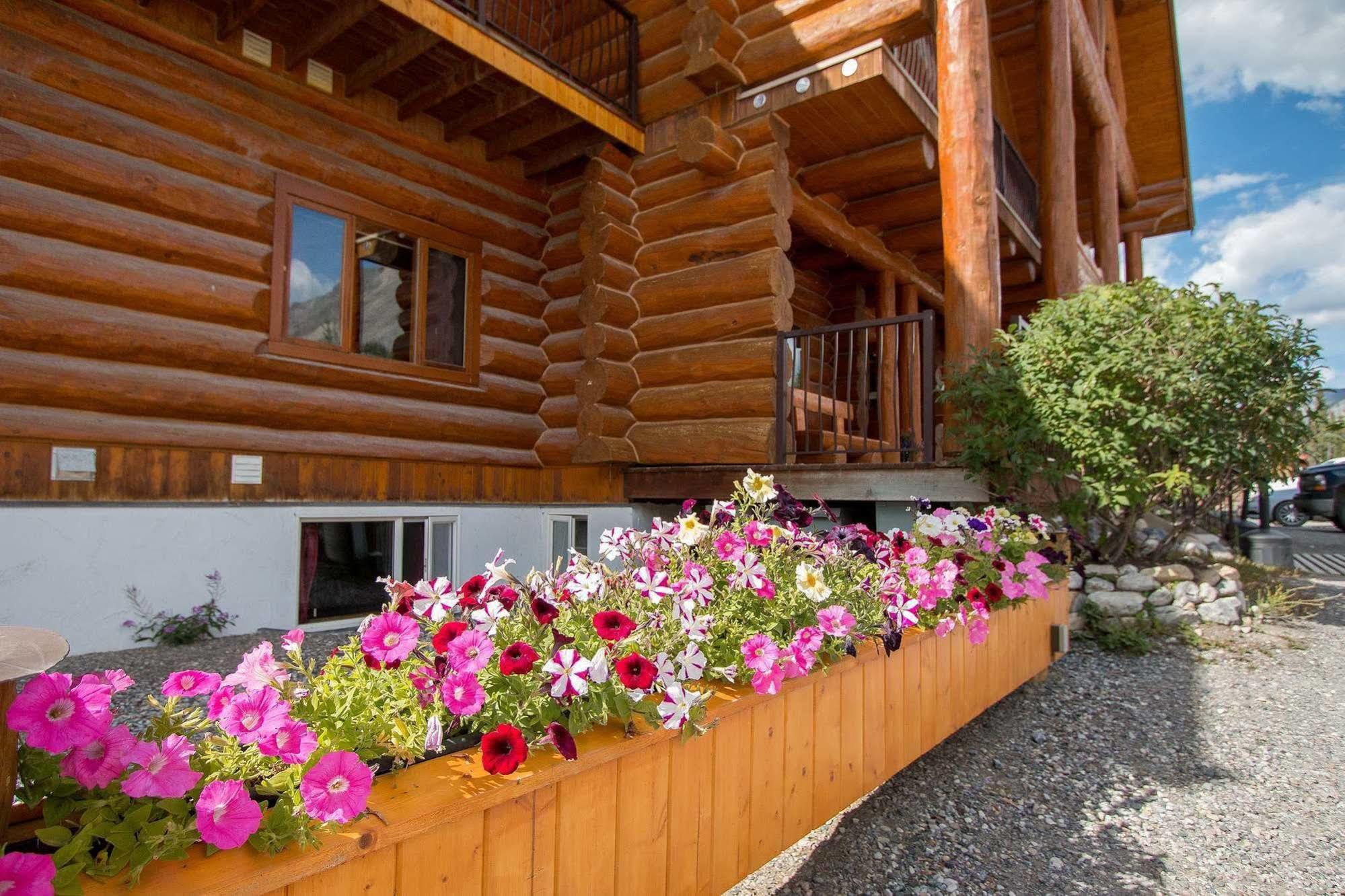 Northern Rockies Lodge Muncho Lake Exterior foto