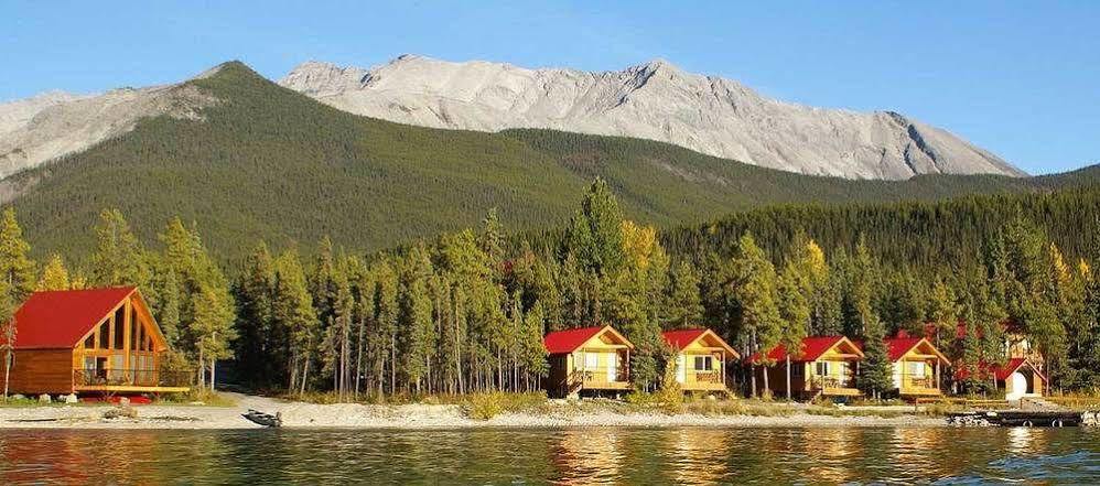 Northern Rockies Lodge Muncho Lake Exterior foto