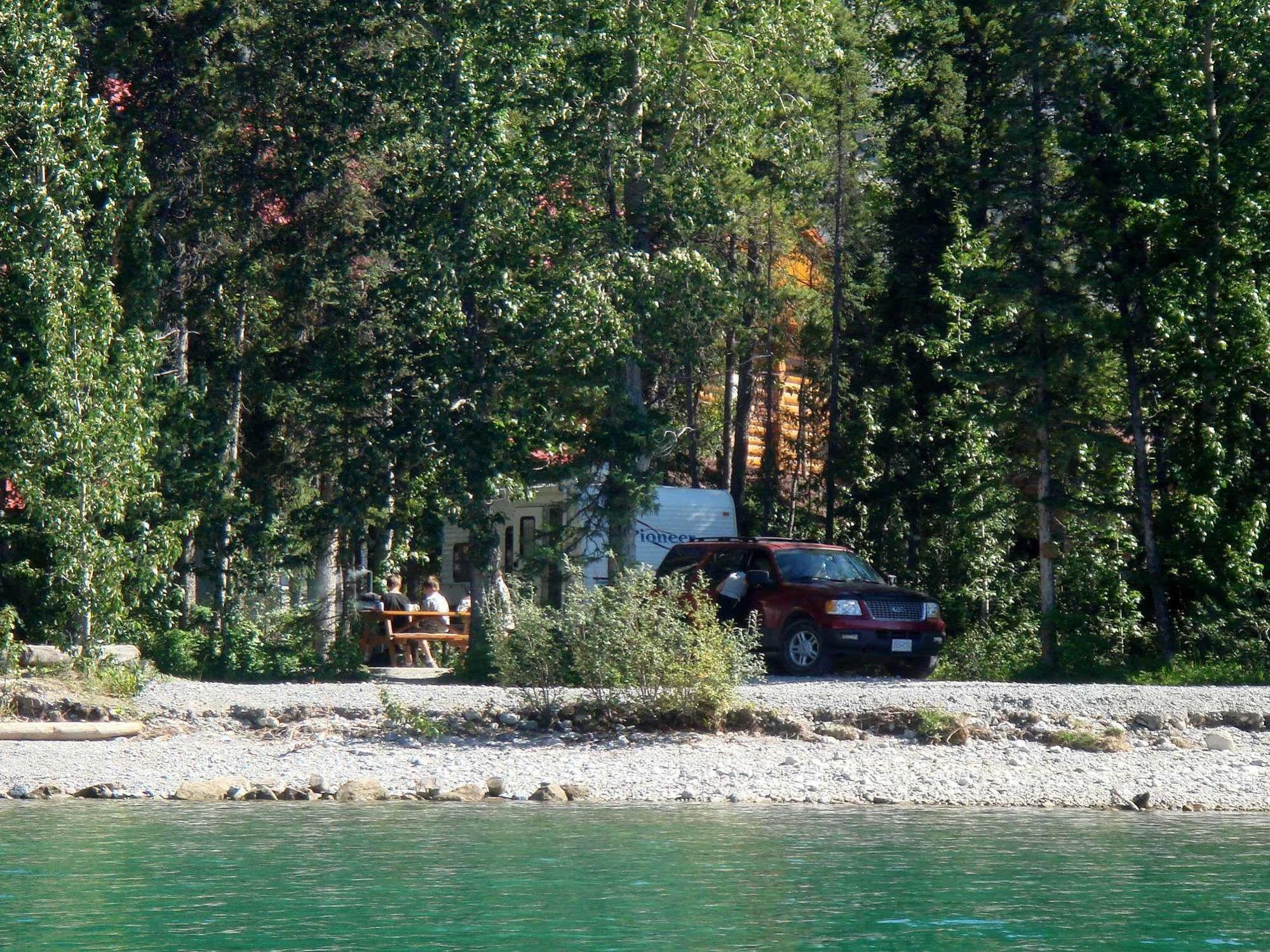 Northern Rockies Lodge Muncho Lake Exterior foto