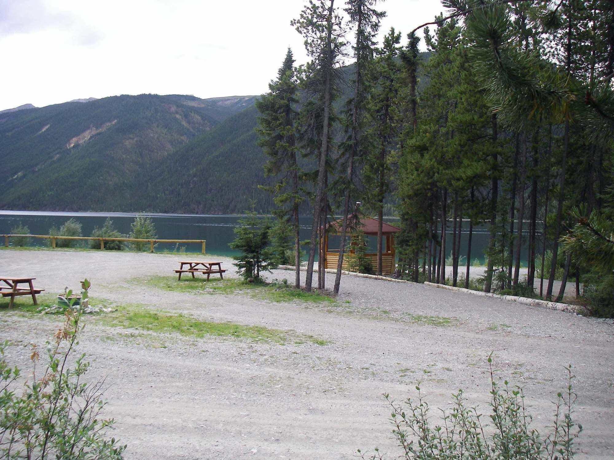 Northern Rockies Lodge Muncho Lake Exterior foto